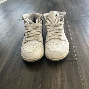 Air Jordan 1 Mid Paris